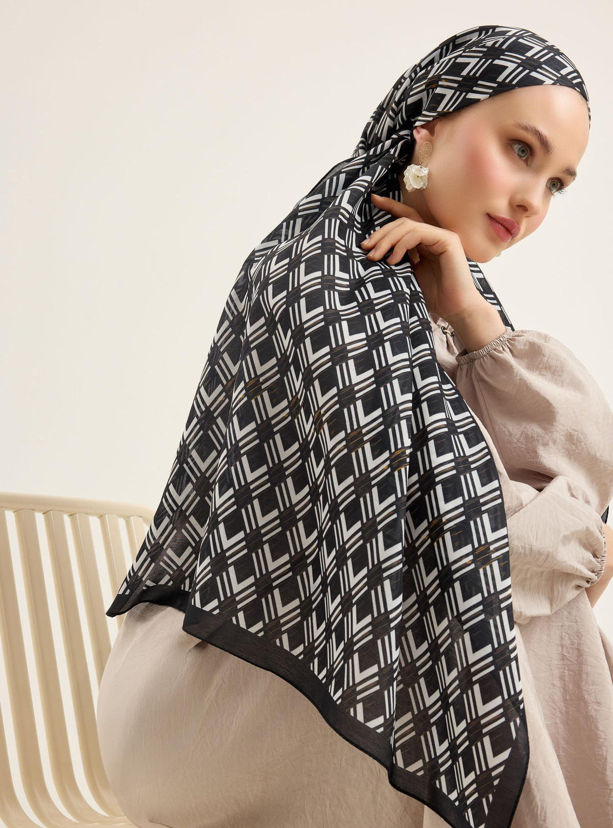 Black White Geometric Pattern Soft Shawl Tuva